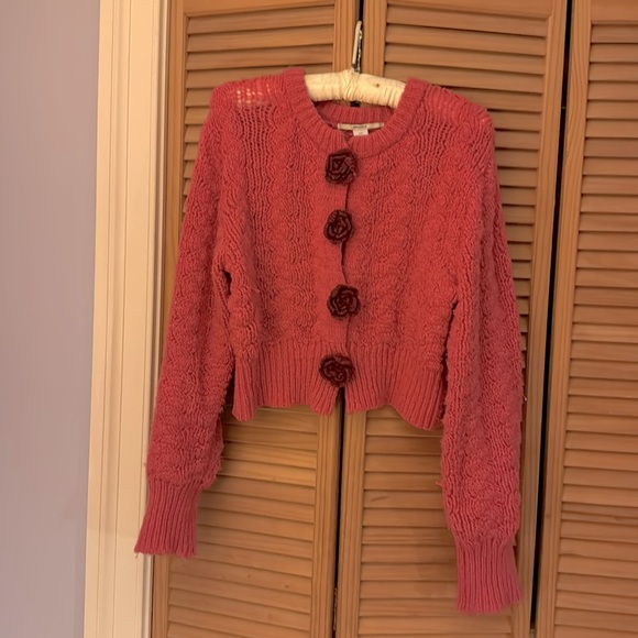 Pre-loved KIMCHI BLUE knit cardigan. size M. Fuschia pink w/ deep red flowers. - Picture 1 of 9